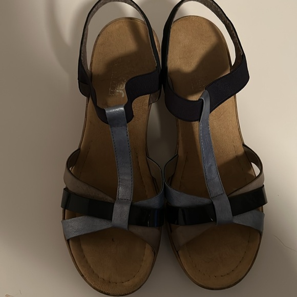 Women’s casual t-strap sandals. Size 40 or 8.5 - Picture 2 of 7